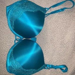 Victoria’s Secret bombshell plunge bra
